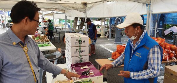 지난 7월30일 당진시 석문면 삼봉4리 마을회관 앞에서 농산물 판매를 위한 '목요장터'가 열렸다.