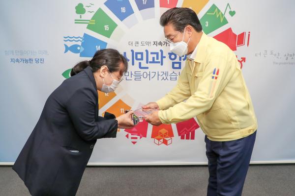 박류다 통역사에게 김홍장 시장이 표창패를 전달하고 있다.