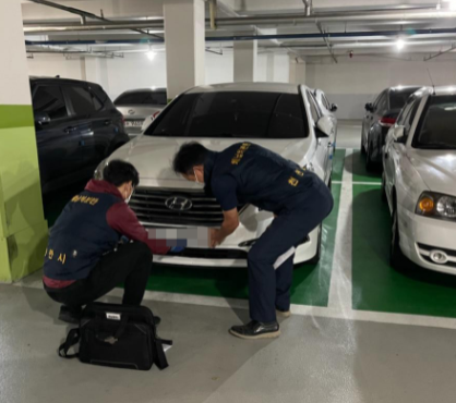 천안시 관계자들이 지난 12일 새벽 자동차세와 차량 관련 과태료를 상습 체납한 차량에 대한 합동영치를 하고 있다.