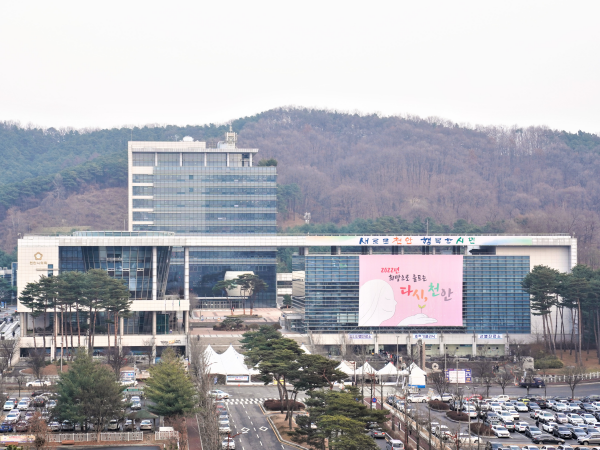 천안시 성환민속5일장 회원, 취약계층 지원 후원금 전달