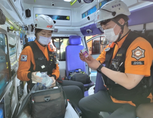 태안소방서 구급대원들이 온열질환 응급처치 용품을 구비하고 점검하는 모습