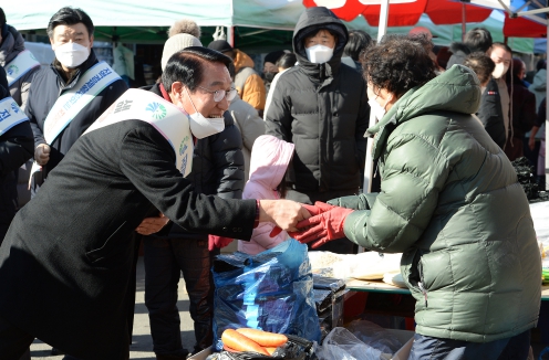 이용록 홍성군수, 설 연휴 지역경제 활성화를 위한 따뜻한 동행
