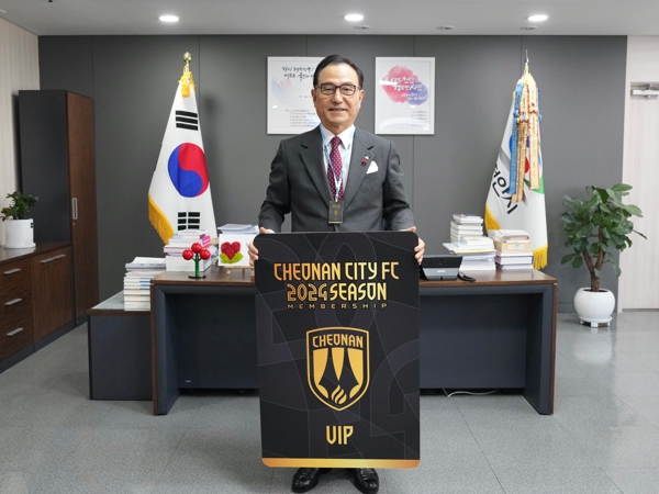 천안시티FC 시즌권 구매 릴레이…박상돈 천안시장 1호 구매