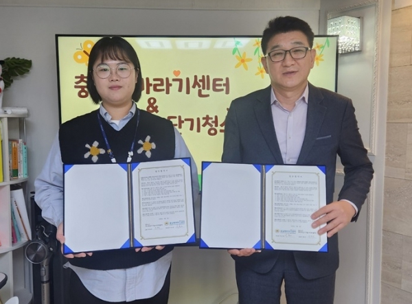 3월 8일 14시, 충남해바라기센터(우관제 부소장)와 당진시여자단기청소년쉼터(주혜인 소장)가 업무협약을 체결하고 기념사진을 촬영하고 있다.