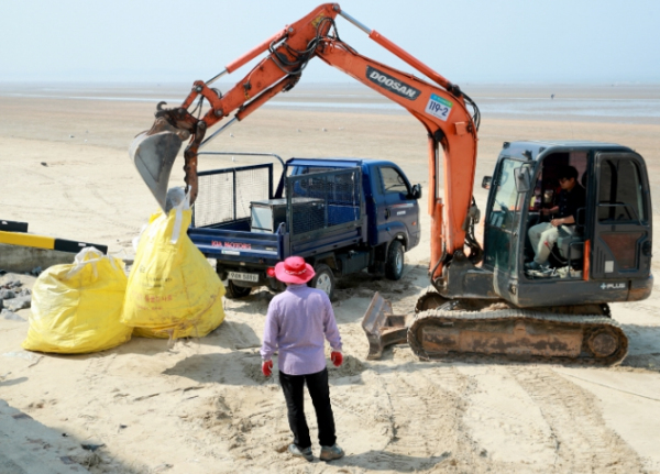 해안가 쓰레기 수거 모습(2021년 태안 남면).