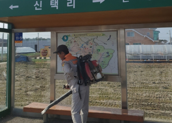 신암면 의용소방대 봄맞이 버스승강장 환경정화 활동 모습