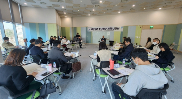 1. 천안문화재단이 24일 주요업무 보고회 개최를 통해 소관 부서별 역점 업무를 점검하고 의견을 나누고 있다.